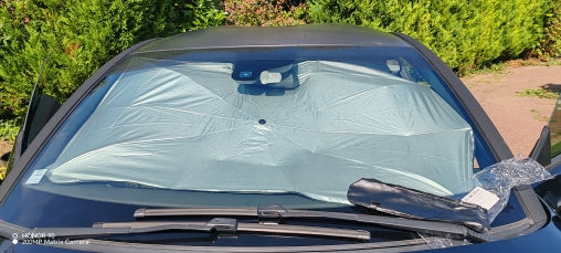 Parasole montato sul parabrezza di un’auto blu