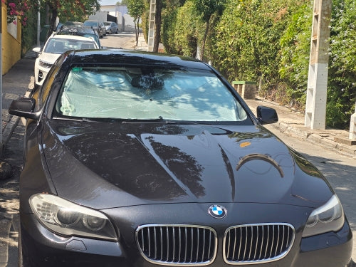 Parasole aperto visto dall’esterno dell’auto