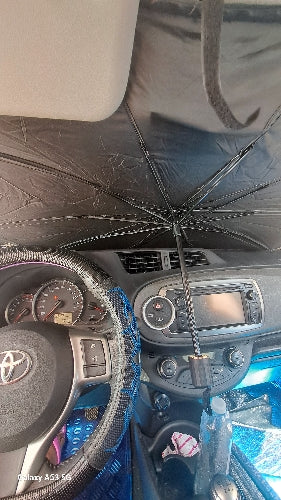 Parasole aperto visto dall’interno di un’auto