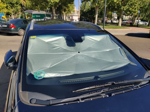 Parasole argentato aperto su un parabrezza