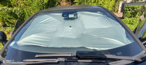 Parasole installato su un’auto visto frontalmente