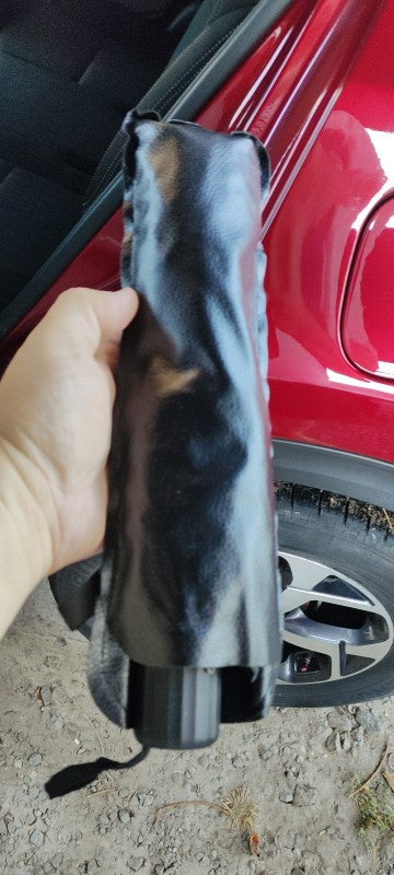 Parasole compatto tenuto in una mano